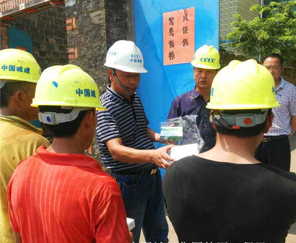 海口秀英区PPP项目为一线员工发放防暑降温用品