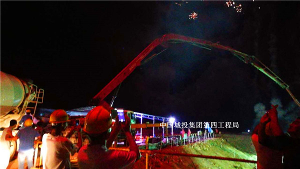 我公司滨海大道一分部管廊试验段主体混凝土正式开始浇筑