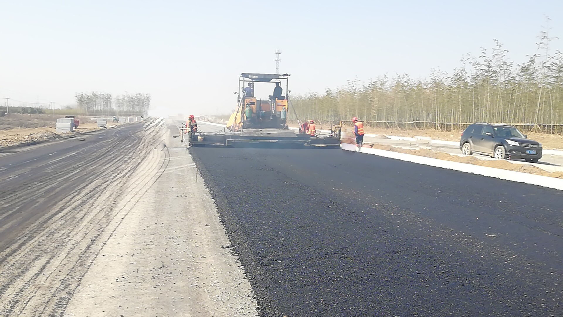 颍上县高速西出口工程开始沥青摊铺工作